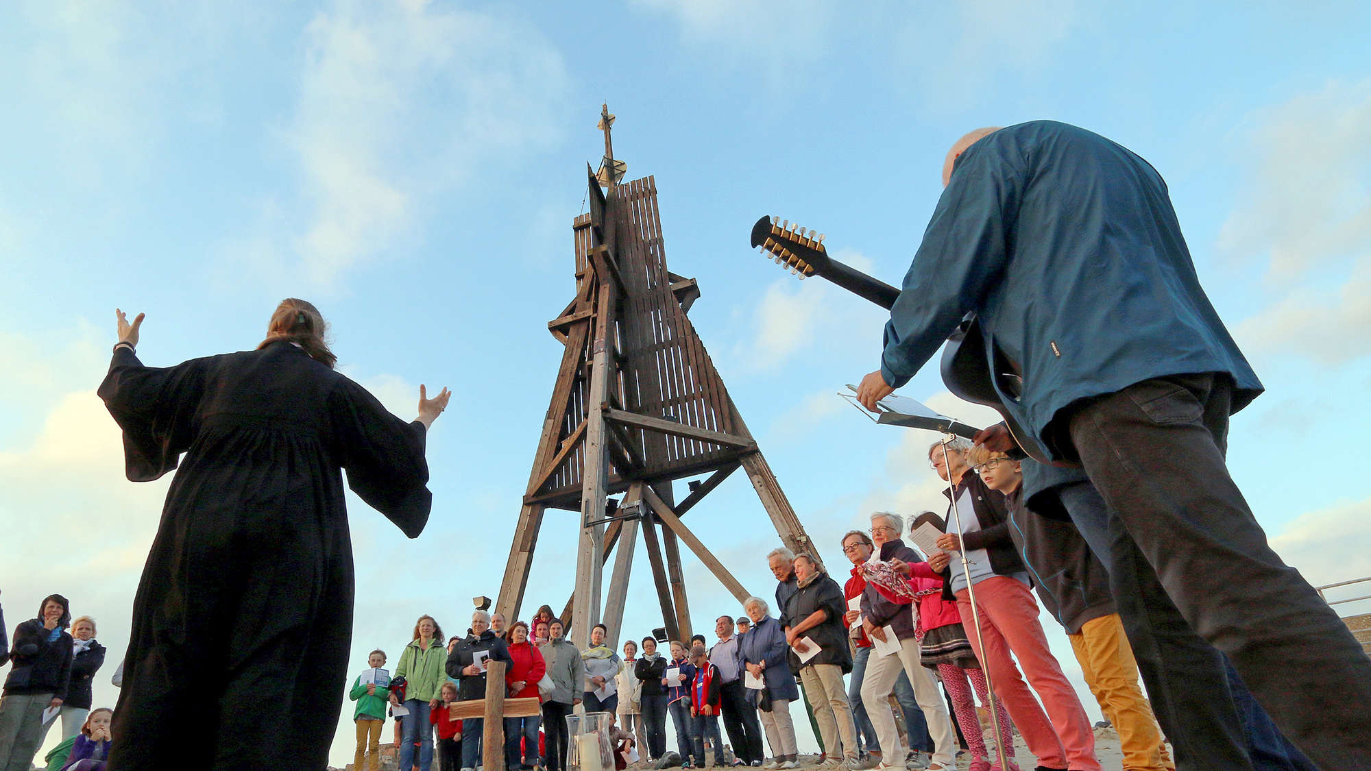 Symbolbild - Urlaubsseelsorge in Deutschland: Abendandacht mit Urlauberseelsorgerin Maike Selmayr (li.) am 07.08.2016 am Strand der Grimmershoerner Bucht vor Cuxhaven, am Fuss der Kugelbake.