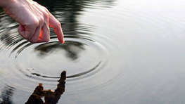 Finger berührt Wasser Finger berührt Wasser