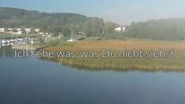 Screenshot aus dem Video: Kleiner Segelhafen in ländlicher Umgebung Screenshot aus dem Video: Kleiner Segelhafen in ländlicher Umgebung