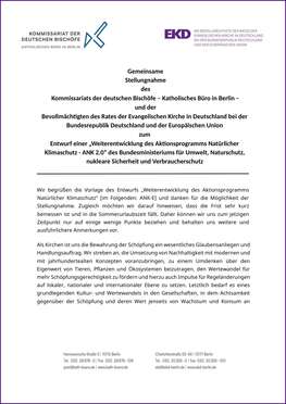 Titelseite der gemeinsamen Stellungnahme der EKD und des Kommissariats der deutschen Bischöfe zur Weiterentwicklung des Aktionsprogramms Natürlicher Klimaschutz (ANK 2.0), mit den Logos beider Kirchen und einem violetten Rahmen.