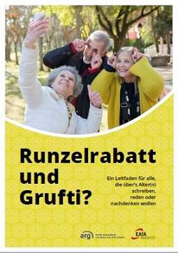 Ältere Menschen stehen fröhlich zusammen und machen Handyfotos Ältere Menschen stehen fröhlich zusammen und machen Handyfotos