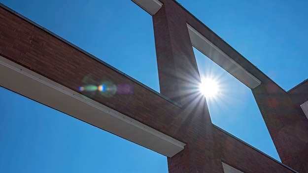 EKD Eingang: Kreuz mit Sonne