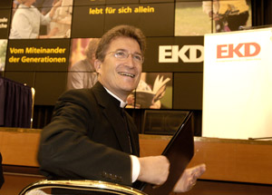 Wolfgang Huber vor dem Ratsbericht der EKD. 