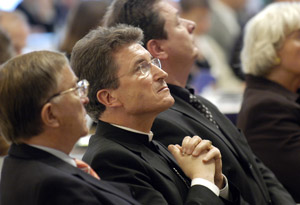 Wolfgang Huber im Plenum der Eröffnungssitzung am 7. November 2004. 