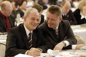 Die EKD-Ratsmitglieder Peter Hahne (l.) und Hermann Gröhe im Plenum. 