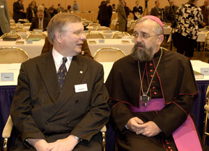 Der Magdeburger evangelische Bischof Axel Noack (l.) und der Magdeburger katholische Weihbischof Gerhard Feige im Plenum. 