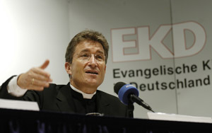 EKD-Ratsvorsitzender Wolfgang Huber auf einer Pressekonferenz bei der EKD-Synode in Magdeburg. 