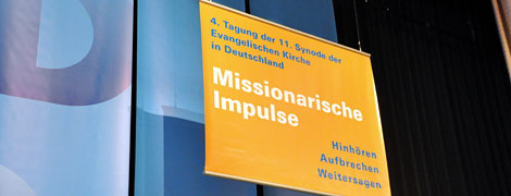 Schrriftzug " Missionarische Impulse" als Teil des Bühnenbildes im Plenum