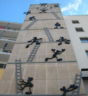 Stilisierte Männchen erklimmen eine Hochhauswand